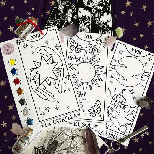Cartas tarot sobre pañuelo vino con estrellas doradas